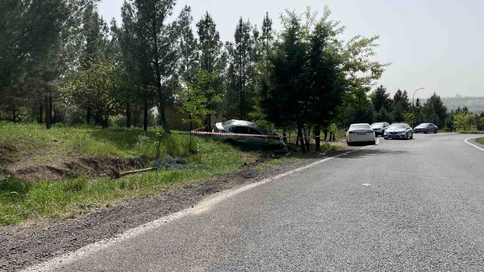 Diyarbakır’da kontrolden çıkan otomobil takla attı: 3 yaralı
