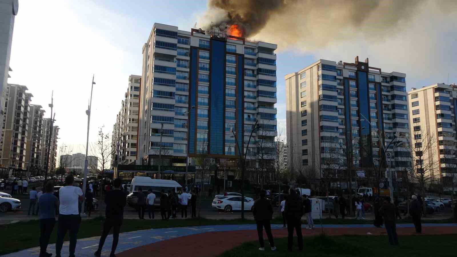 Diyarbakır’da korku dolu anlar: Alevler arasında kalan itfaiye eri kendini itfaiye hortumuyla aşağı bıraktı
