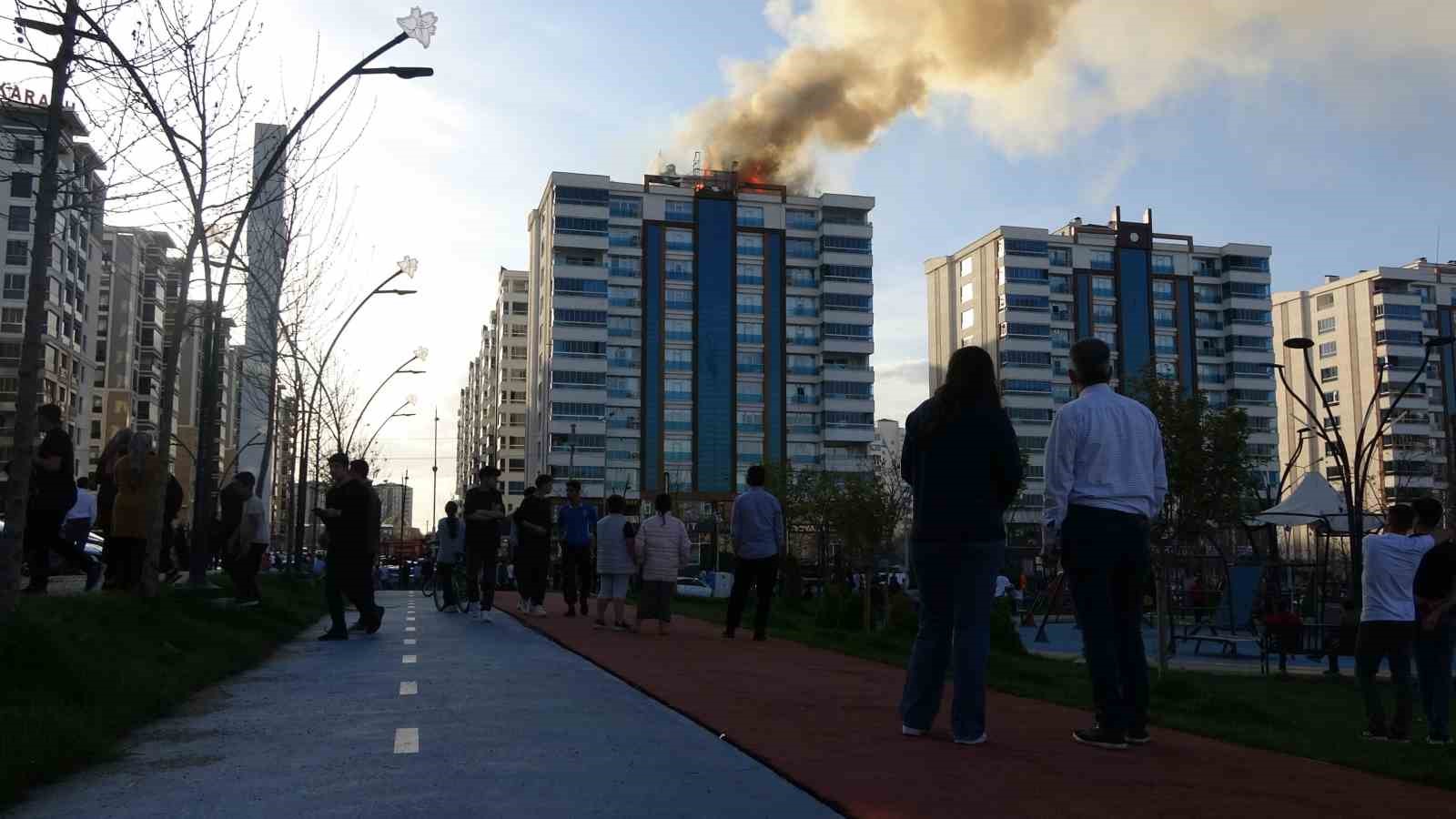 Diyarbakır’da korku dolu anlar: Alevler arasında kalan itfaiye eri kendini itfaiye hortumuyla aşağı bıraktı
