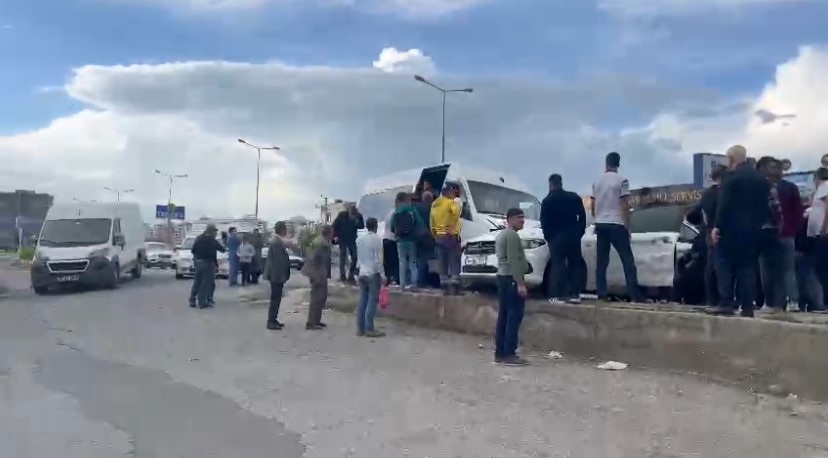 Diyarbakır’da minibüs ile otomobil çarpıştı: 3 yaralı

