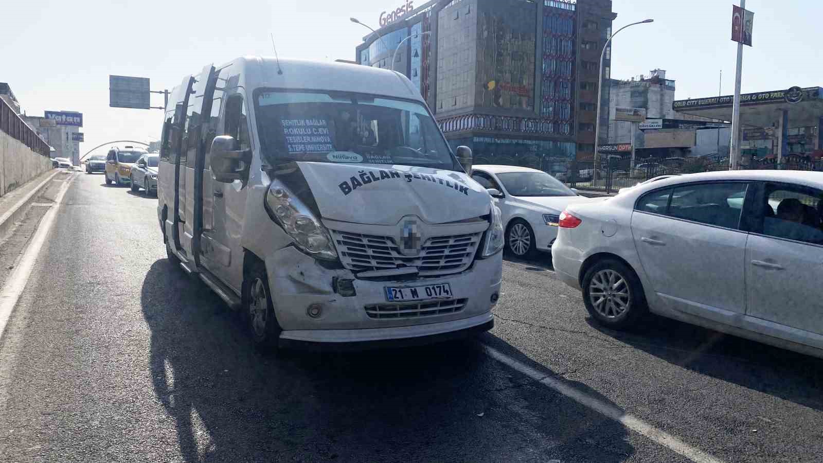 Diyarbakır’da minibüs ile otomobil çarpıştı: 7 yaralı
