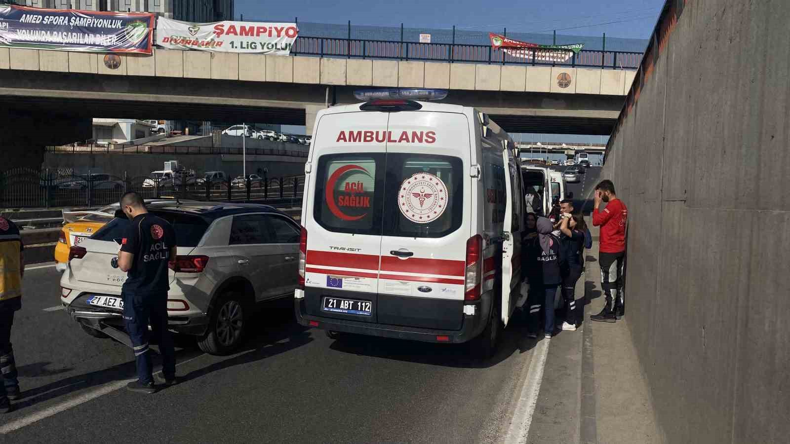 Diyarbakır’da minibüs ile otomobil çarpıştı: 7 yaralı
