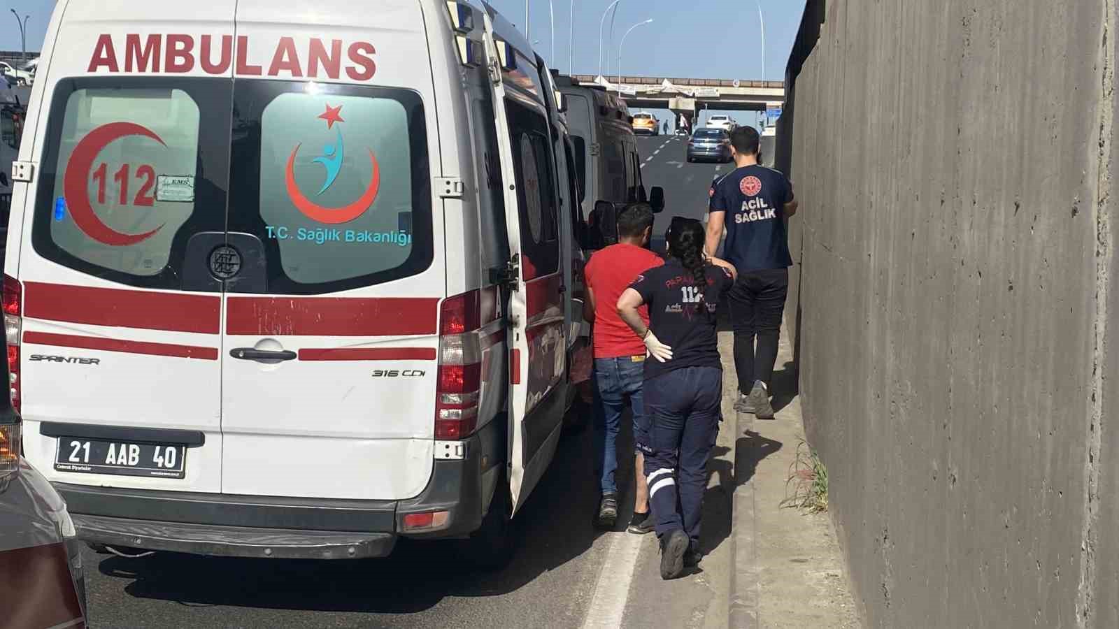 Diyarbakır’da minibüs ile otomobil çarpıştı: 7 yaralı
