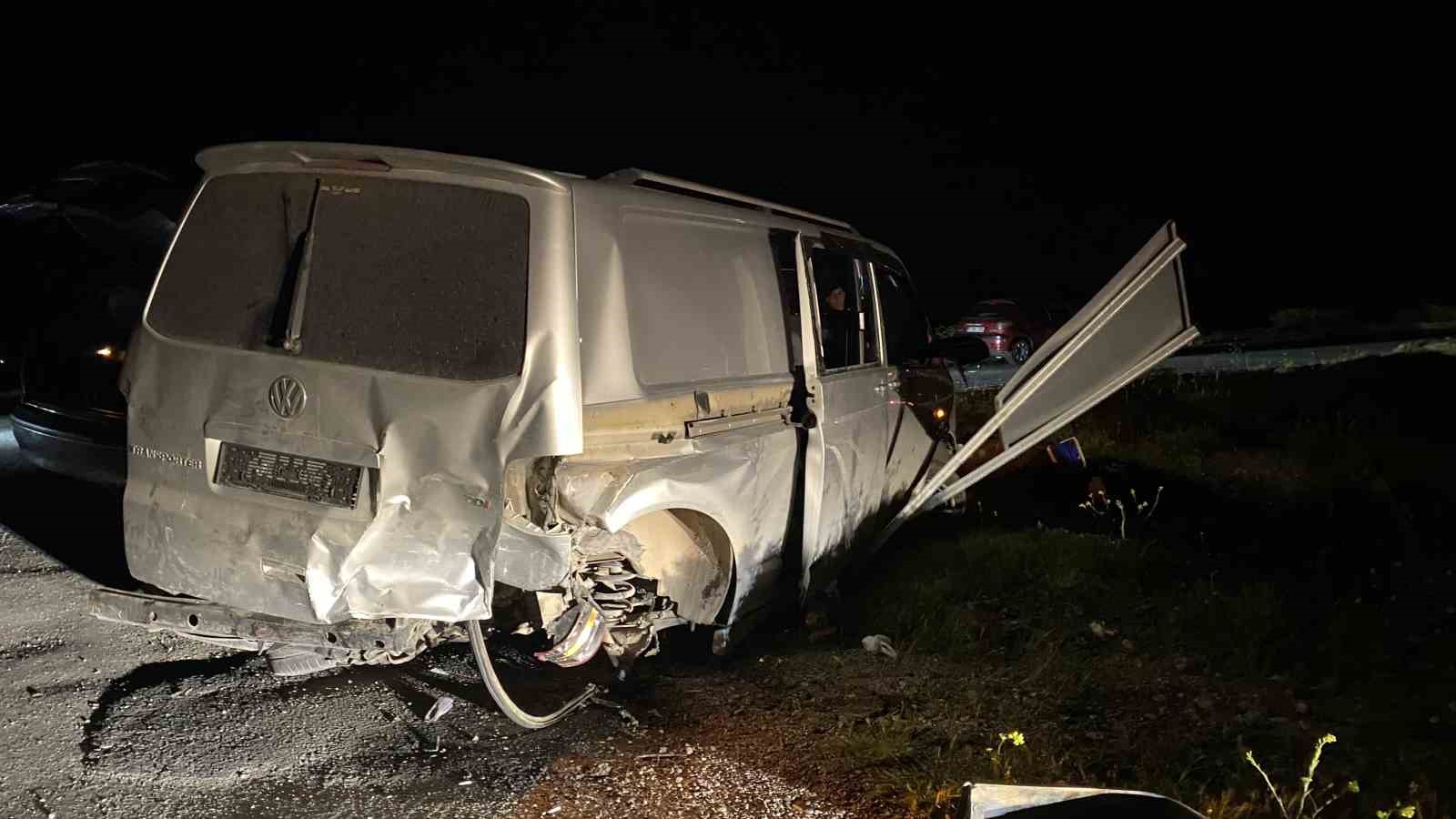 Diyarbakır’da otomobil ile kamyonet çarpıştı: 3’ü çocuk 13 yaralı
