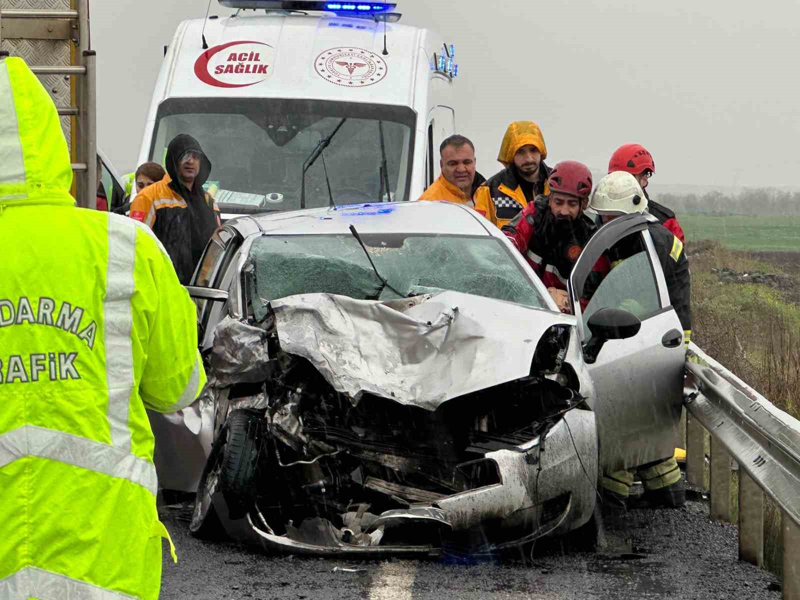 Diyarbakır-Elazığ yolunda otomobil ile minibüsün çarpıştığı kazada 3 kişi öldü, 2 kişi ağır yaralandı.
