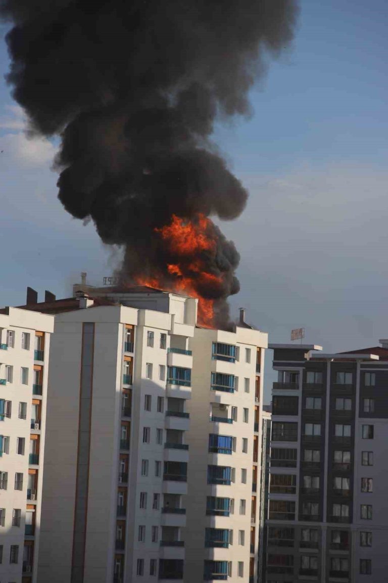 Diyarbakır’ın merkez Kayapınar ilçesinde bir sitenin çatısında çıkan yangını söndürmeye çalışan itfaiye erleri alevlerin arasında kaldı. Erlerden biri kendini aşağı bıraktı.