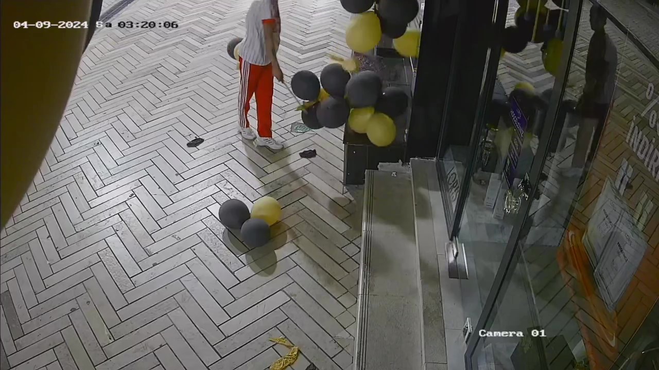 Döner bıçakları ile iş yerinin balonlarını parçaladılar
