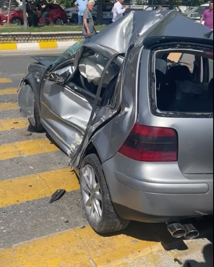 Efeler’de iki otomobil çarpıştı: 3 yaralı
