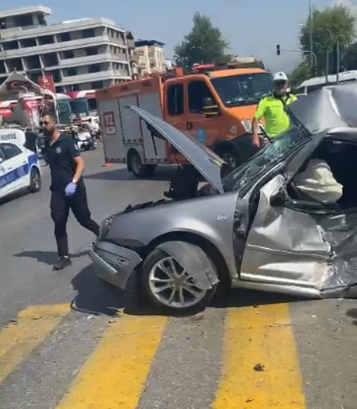 Efeler’de iki otomobil çarpıştı: 3 yaralı

