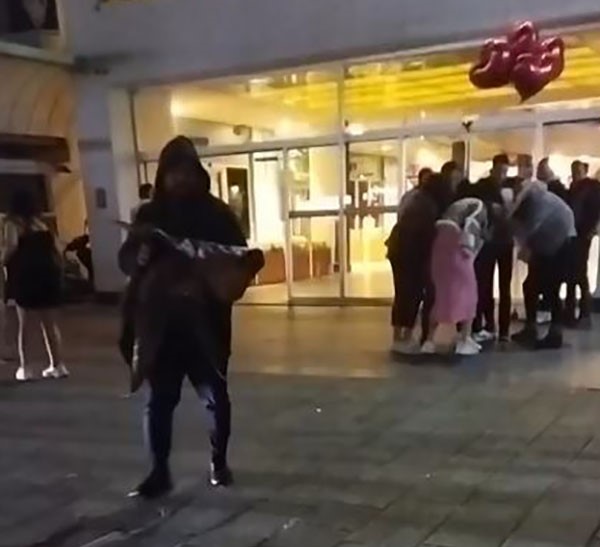 Eğlence mekanı çıkışı kadınların saç saça baş başa kavgası kamerada