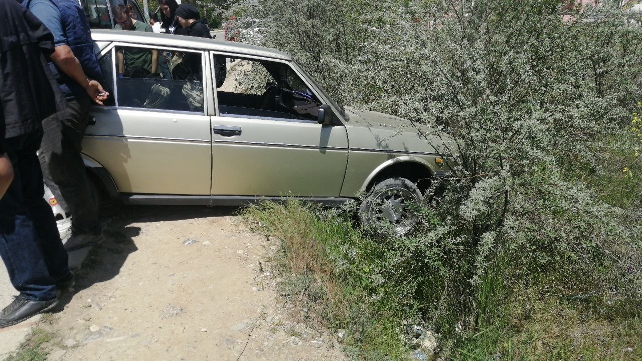 Ehliyetsiz sürücü ortalığı karıştırdı: Kendi aracı kaldırıma çarptı, 2 araç birbirine girdi
