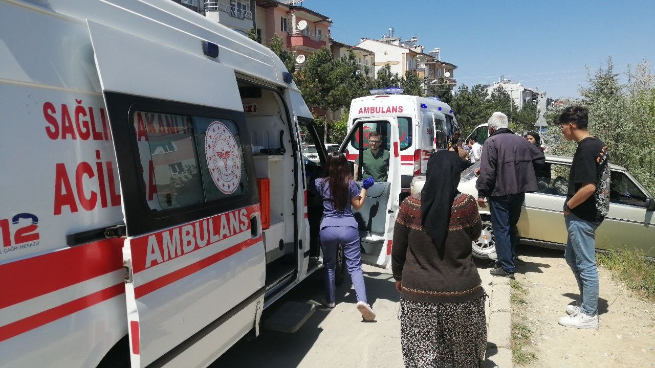 Ehliyetsiz sürücü ortalığı karıştırdı: Kendi aracı kaldırıma çarptı, 2 araç birbirine girdi
