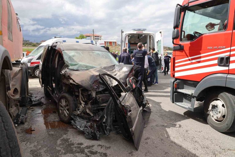 Elazığ’da hafif ticari araç, temizlik kamyonuna çarptı: 5 yaralı