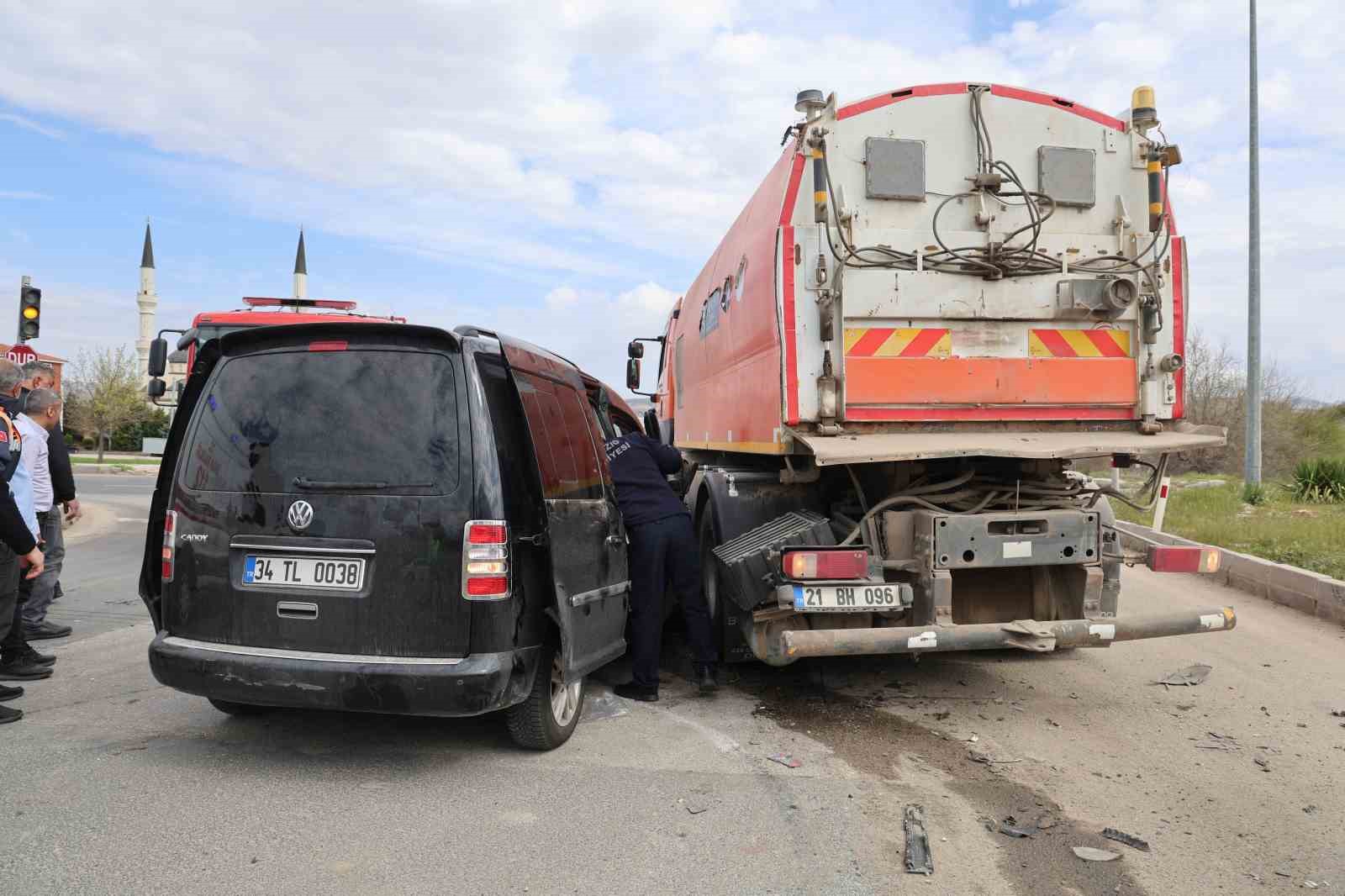 Elazığ’da hafif ticari araç, temizlik kamyonuna çarptı: 5 yaralı
