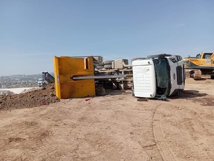 Elazığ’da kamyon devrildi: 1 yaralı