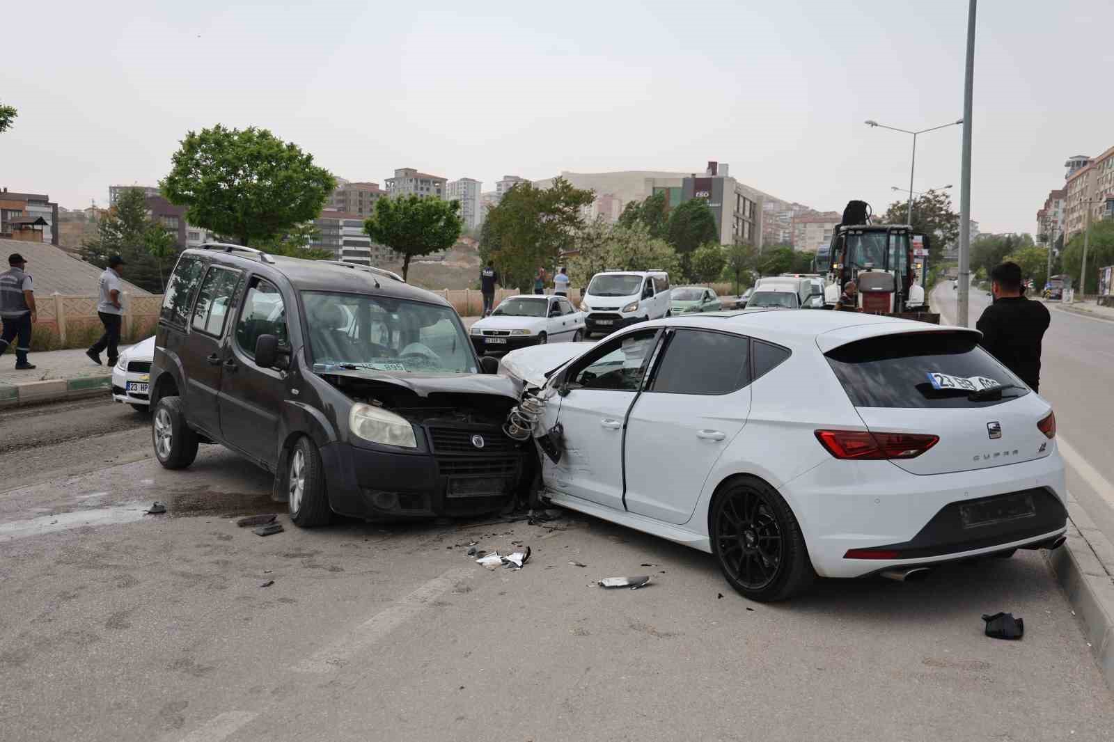 Elazığ’da otomobil ile hafif ticari araç kafa kafaya çarpıştı: 1 yaralı
