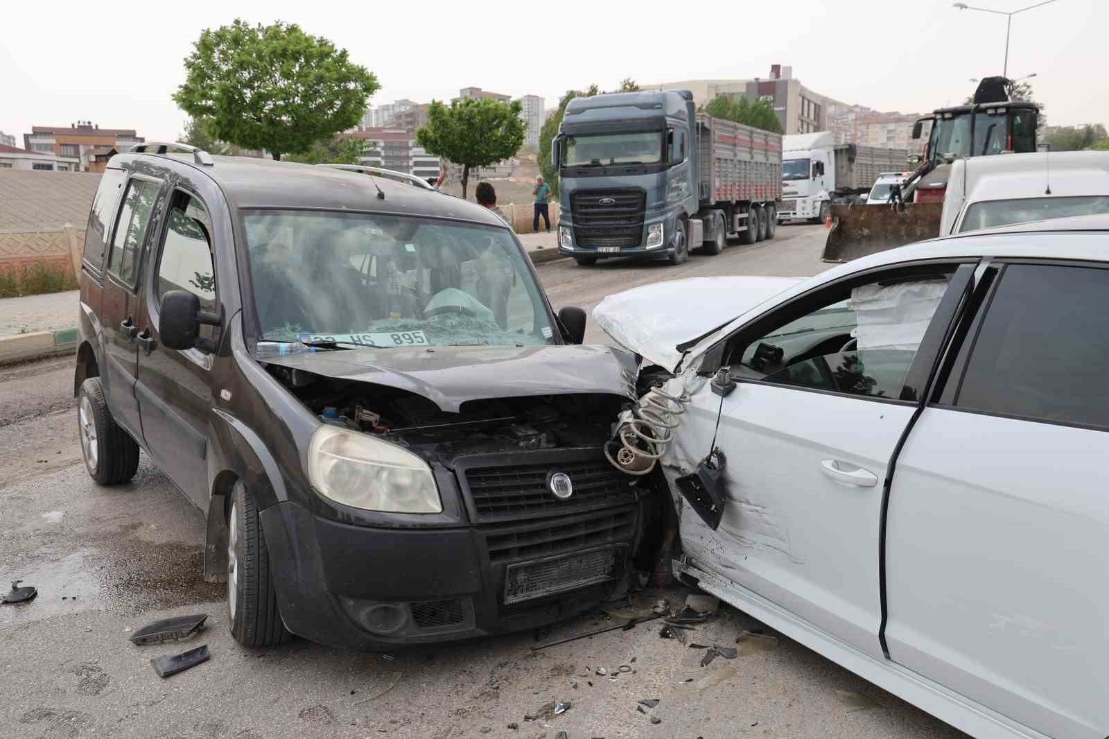 Elazığ’da otomobil ile hafif ticari araç kafa kafaya çarpıştı: 1 yaralı
