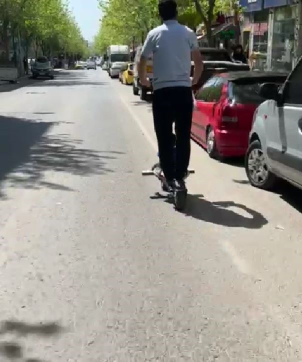 Elektrikli scooter ile tehlikeli yolculuk
