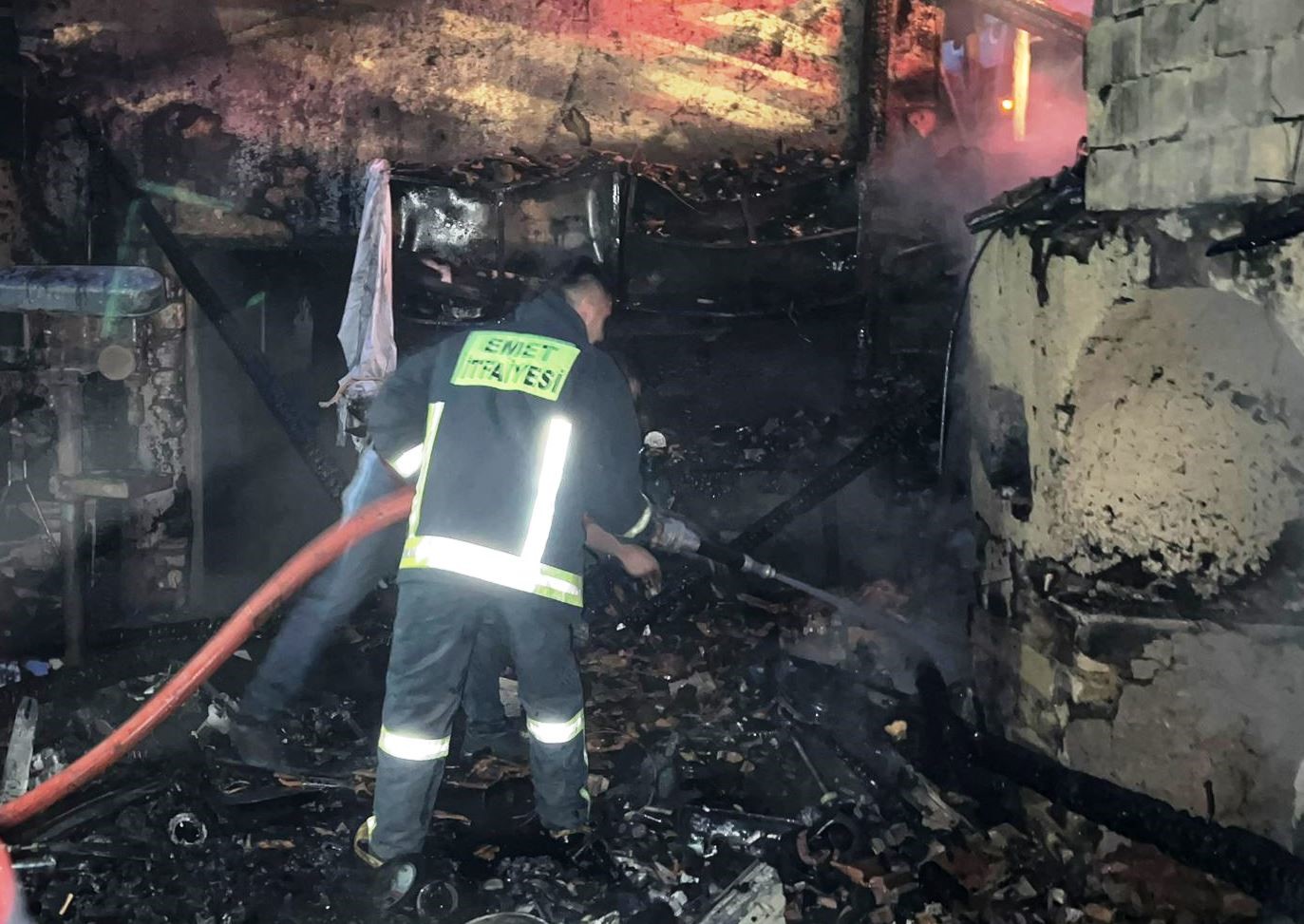 Emet’te depo ve fırın olarak kullanılan binada çıkan yangın korkuttu