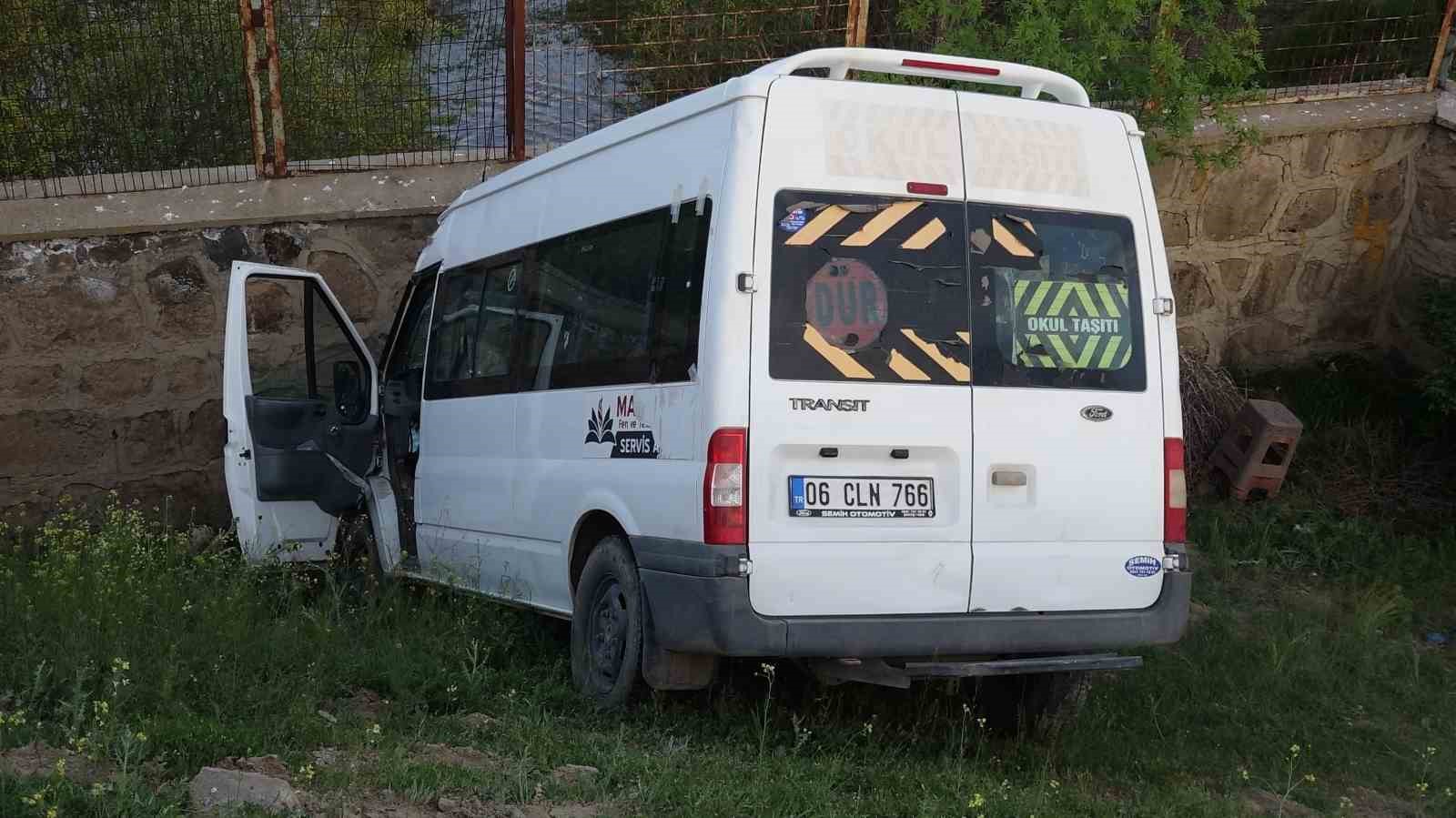 Erciş’te minibüs şarampole uçtu: 1 yaralı