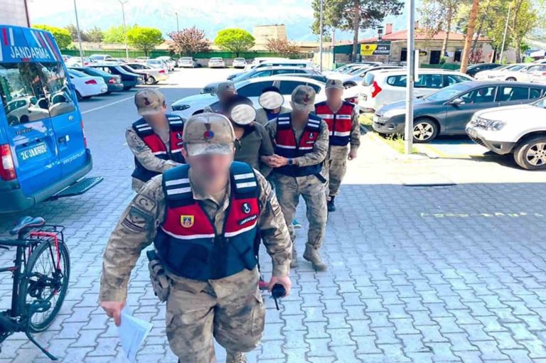 Erzincan’da tefecilik yaptıkları iddia edilen 3 kişi yakalandı