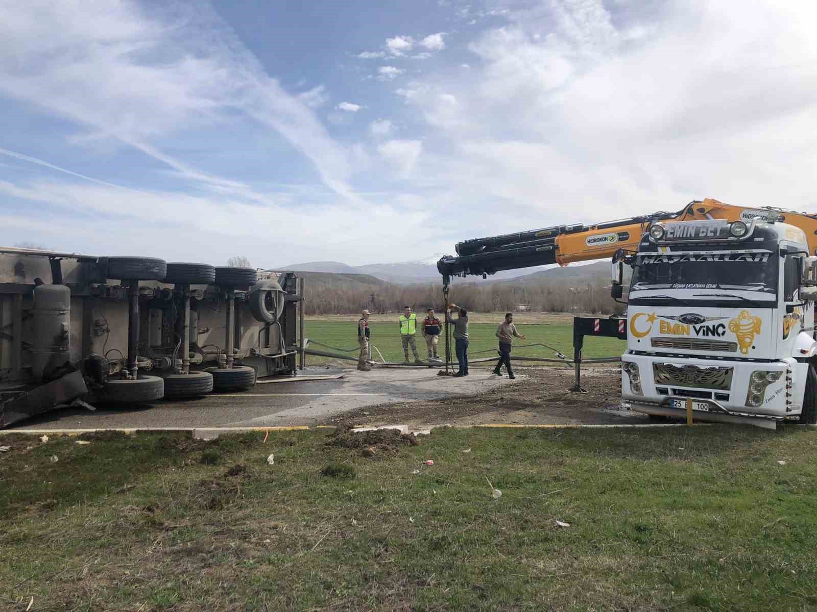 Erzincan - Erzurum karayolunda TIR devrildi: 2 yaralı
