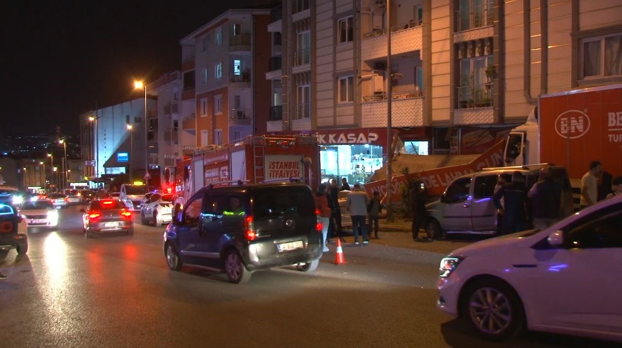 Esenyurt’ta kayan kamyon 11 araca çarpıp, pideci dükkanına girdi