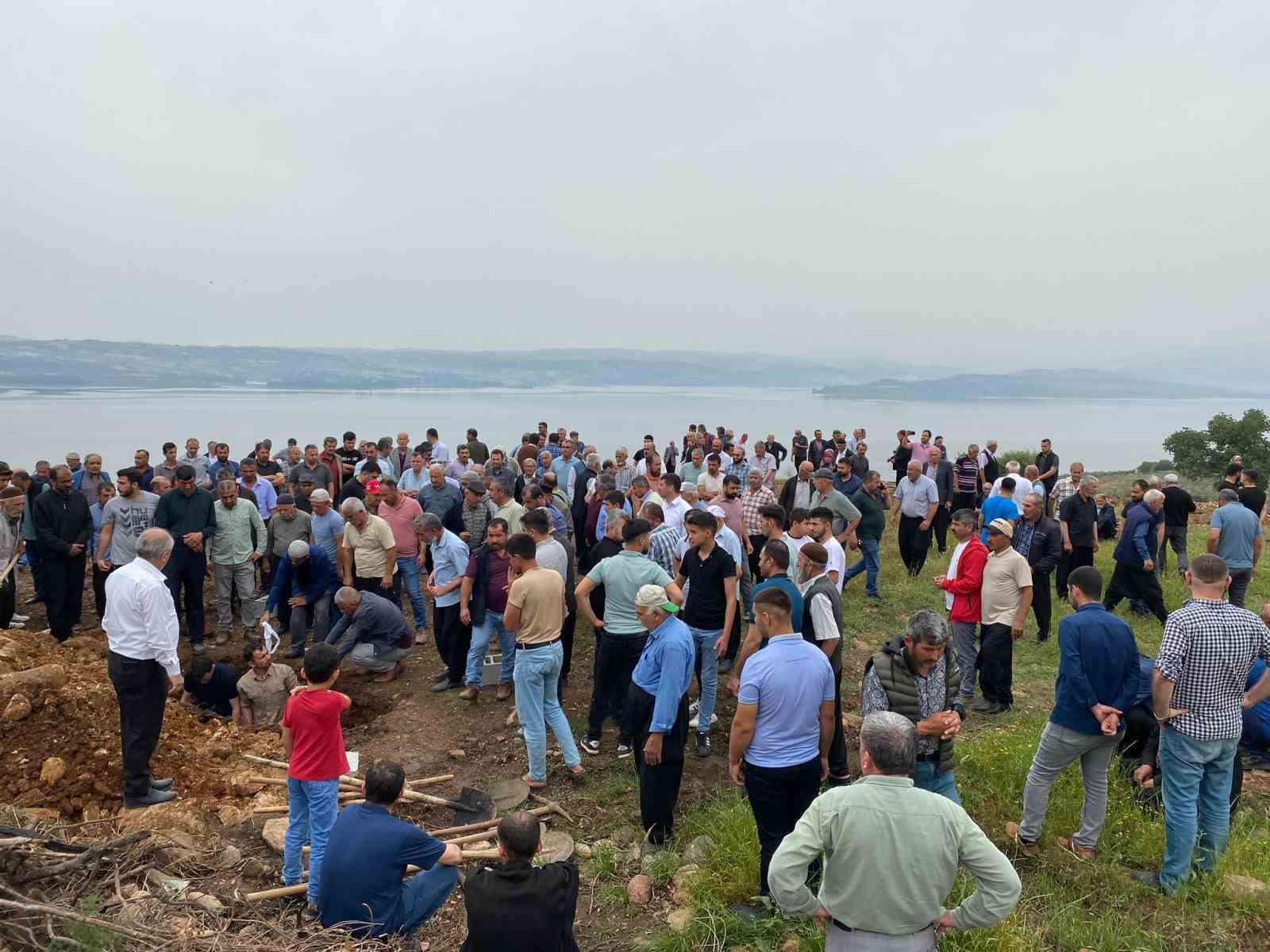 Evladını öldürmeyen yılan sokması anneyi öldürdü
