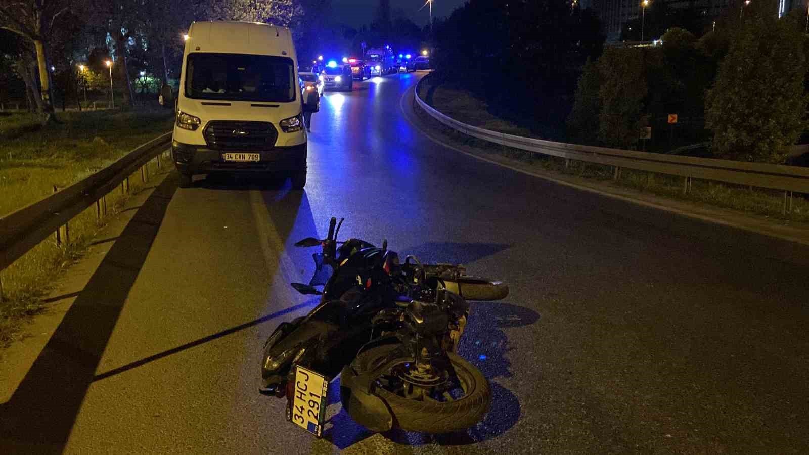 Eyüpsultan’daki feci kazada virajı alamayan motosiklet bariyere çarptı: 1 ölü, 1 yaralı
