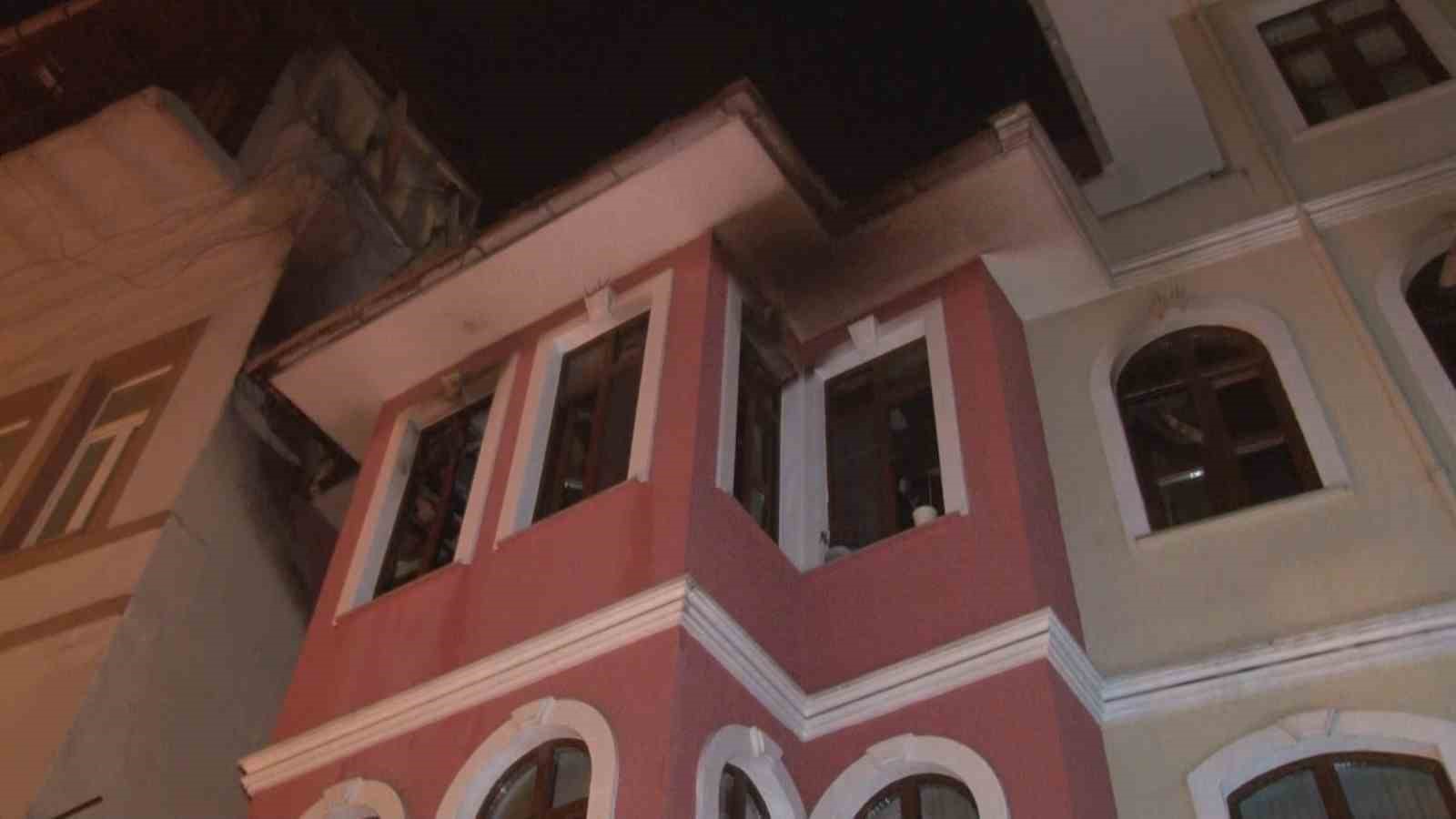 Fatih’te 4 katlı binada çıkan yangında 2 kişi dumandan etkilendi
