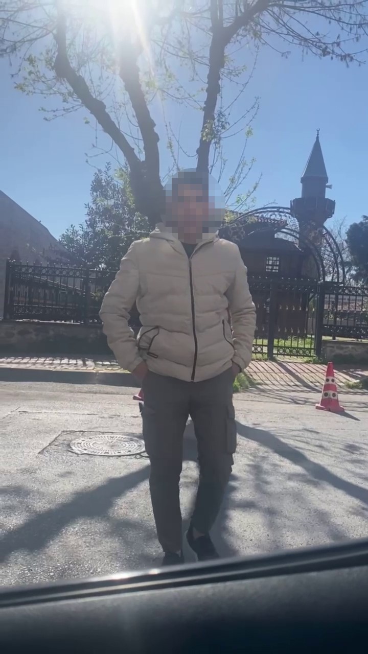 Fatih’te değnekçi otopark ücretini reddeden sürücüye saldırdı: O anlar kamerada
