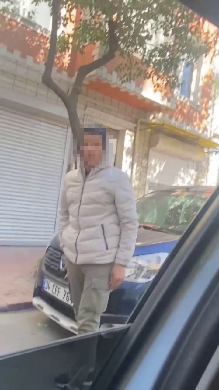 Fatih’te değnekçi otopark ücretini reddeden sürücüye saldırdı: O anlar kamerada
