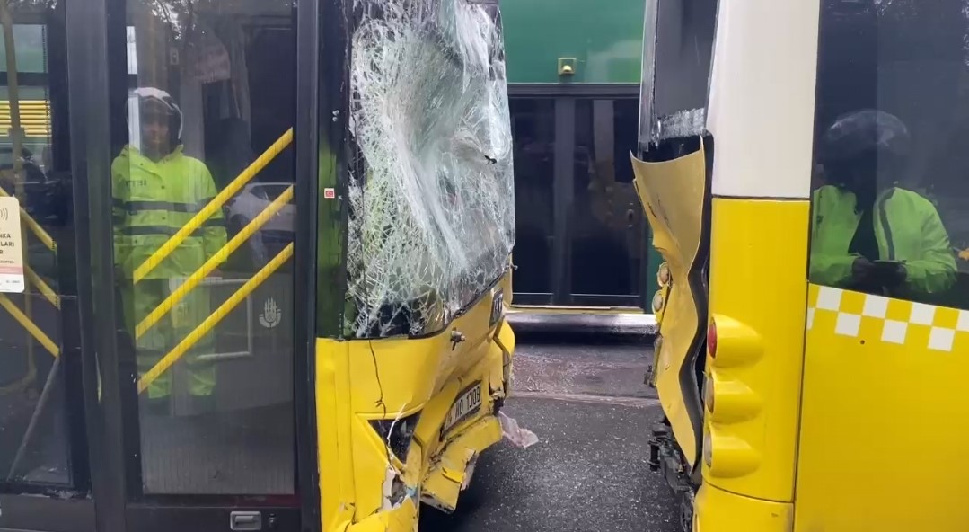 Fatih’te durağa yanaşan İETT otobüsü, başka bir otobüse çarptı: Bazı yolcular hafif şekilde yaralandı
