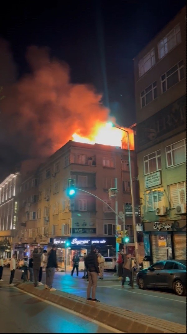 Fatih’te korkutan yangın: Binanın çatısı alev alev yandı
