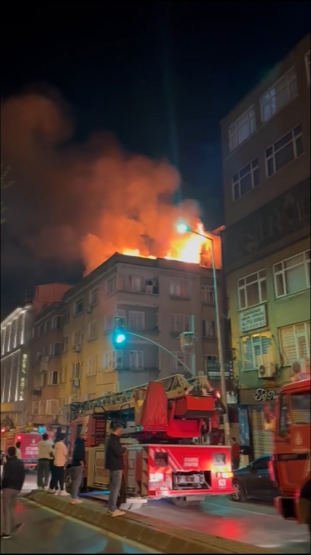 Fatih’te korkutan yangın: Binanın çatısı alev alev yandı
