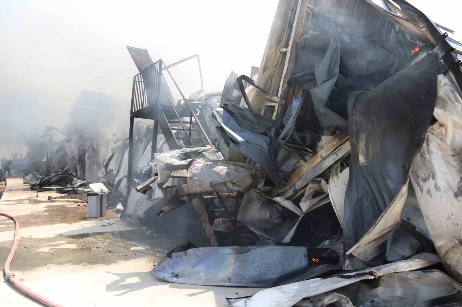Fethiye’deki konteynır yangını söndürüldü
