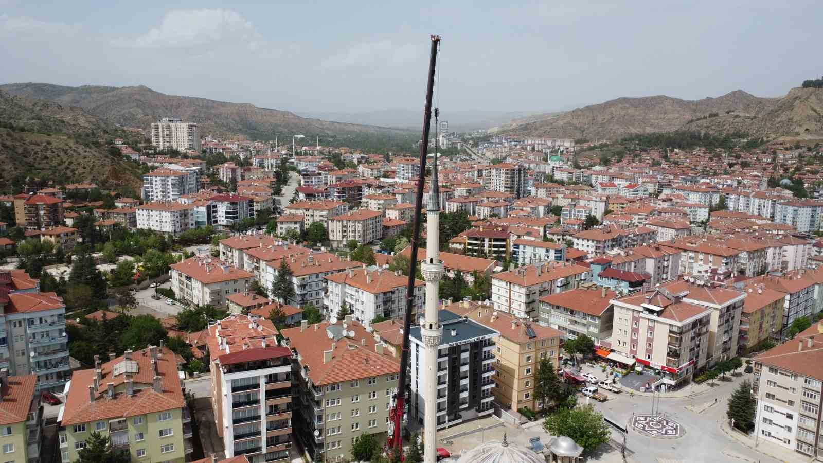 Fırtınada bir minaresi devrilen caminin diğer minaresi kontrollü olarak yıkılıyor
