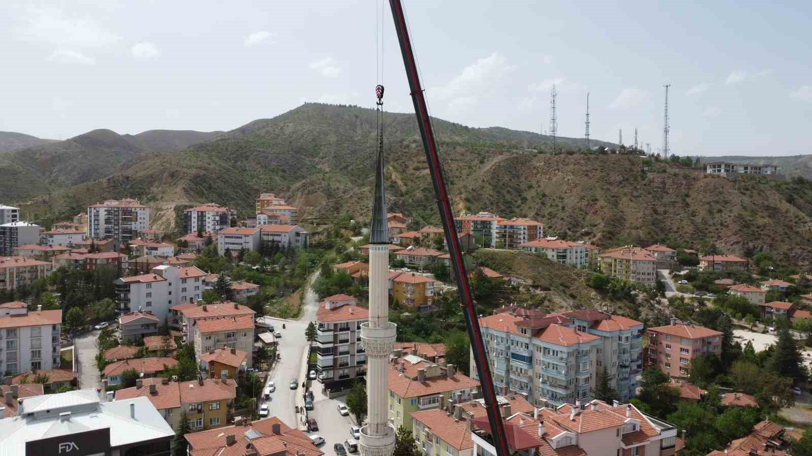 Fırtınada bir minaresi devrilen caminin diğer minaresi kontrollü olarak yıkılıyor
