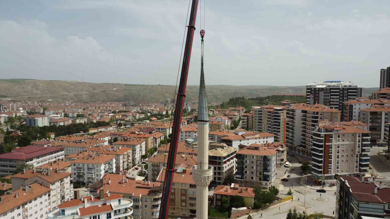 Fırtınada bir minaresi devrilen caminin diğer minaresi kontrollü olarak yıkılıyor
