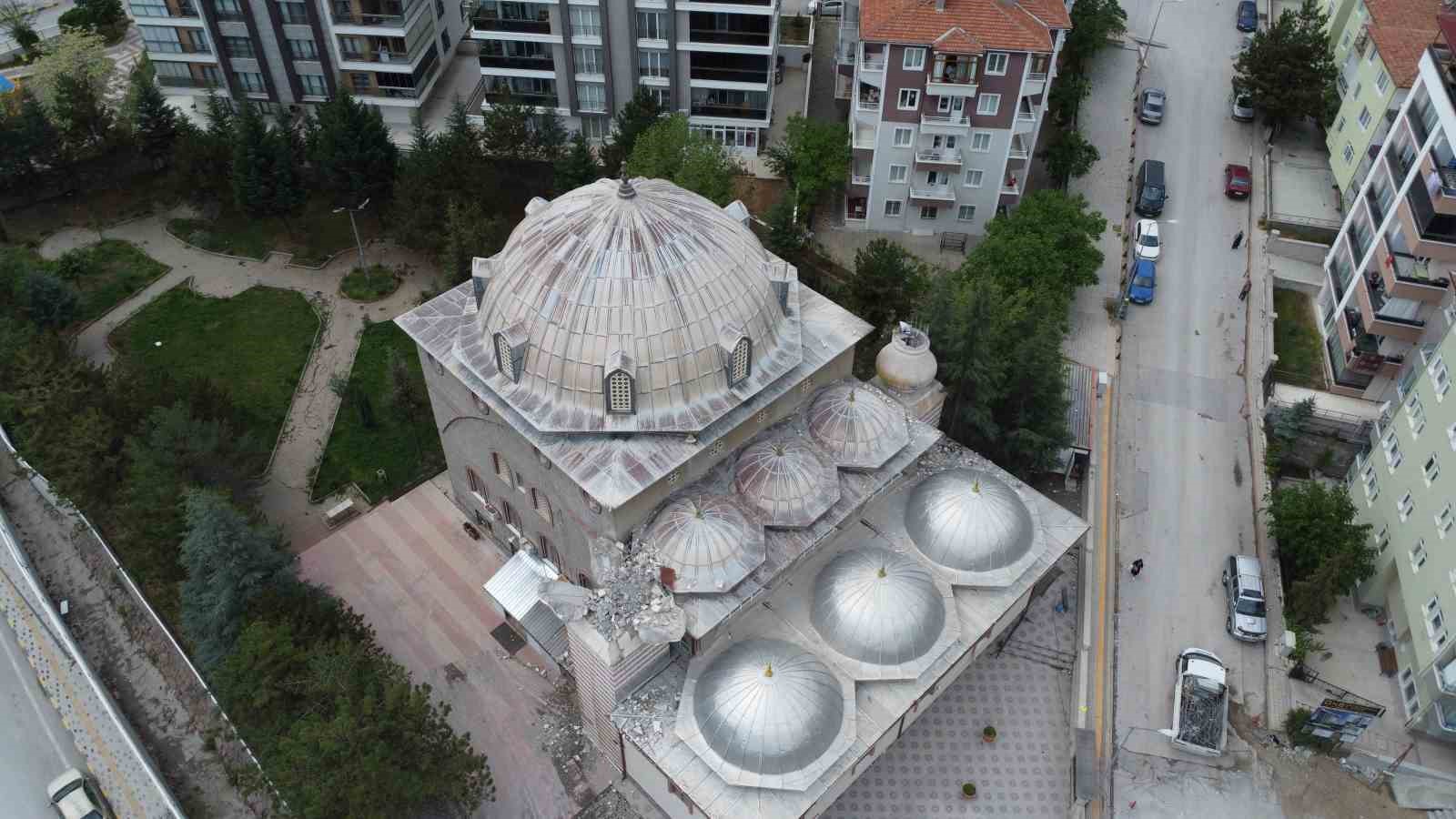 Fırtınada bir minaresi devrilen caminin diğer minaresinin kontrollü yıkımı tamamlandı
