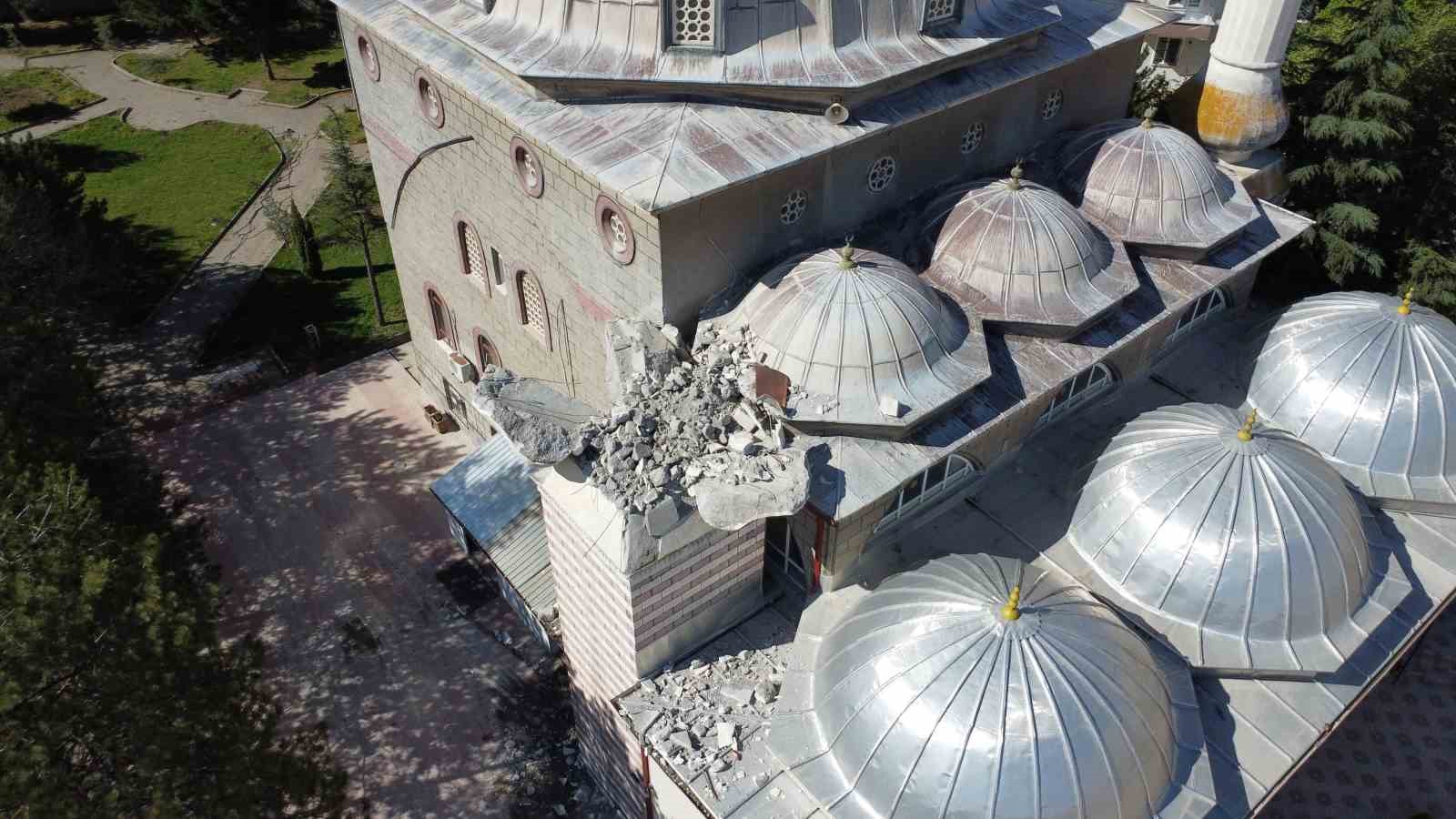 Fırtınada minaresi yıkılan cami havadan görüntülendi
