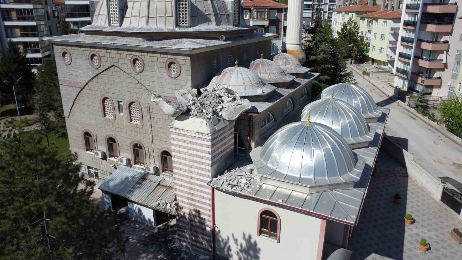 Fırtınada minaresi yıkılan cami havadan görüntülendi
