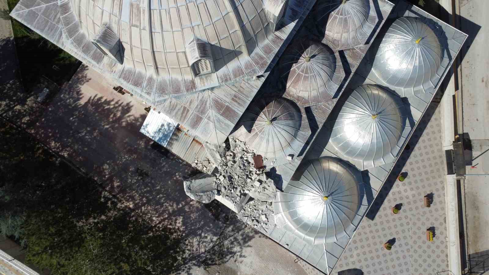 Fırtınada minaresi yıkılan cami havadan görüntülendi
