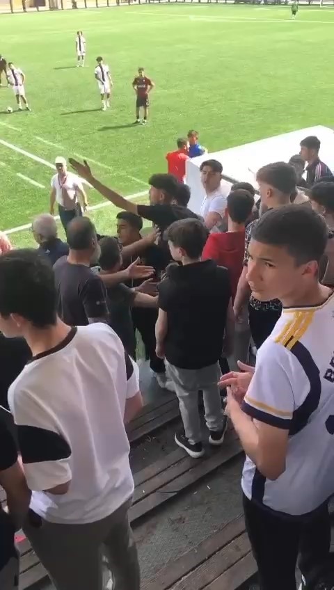 Futbol maçında tehlikeli gerginlik…Seyirciler oyunculara hakaret etti