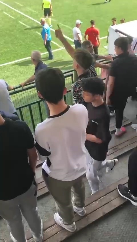 Futbol maçında tehlikeli gerginlik...Seyirciler oyunculara hakaret etti
