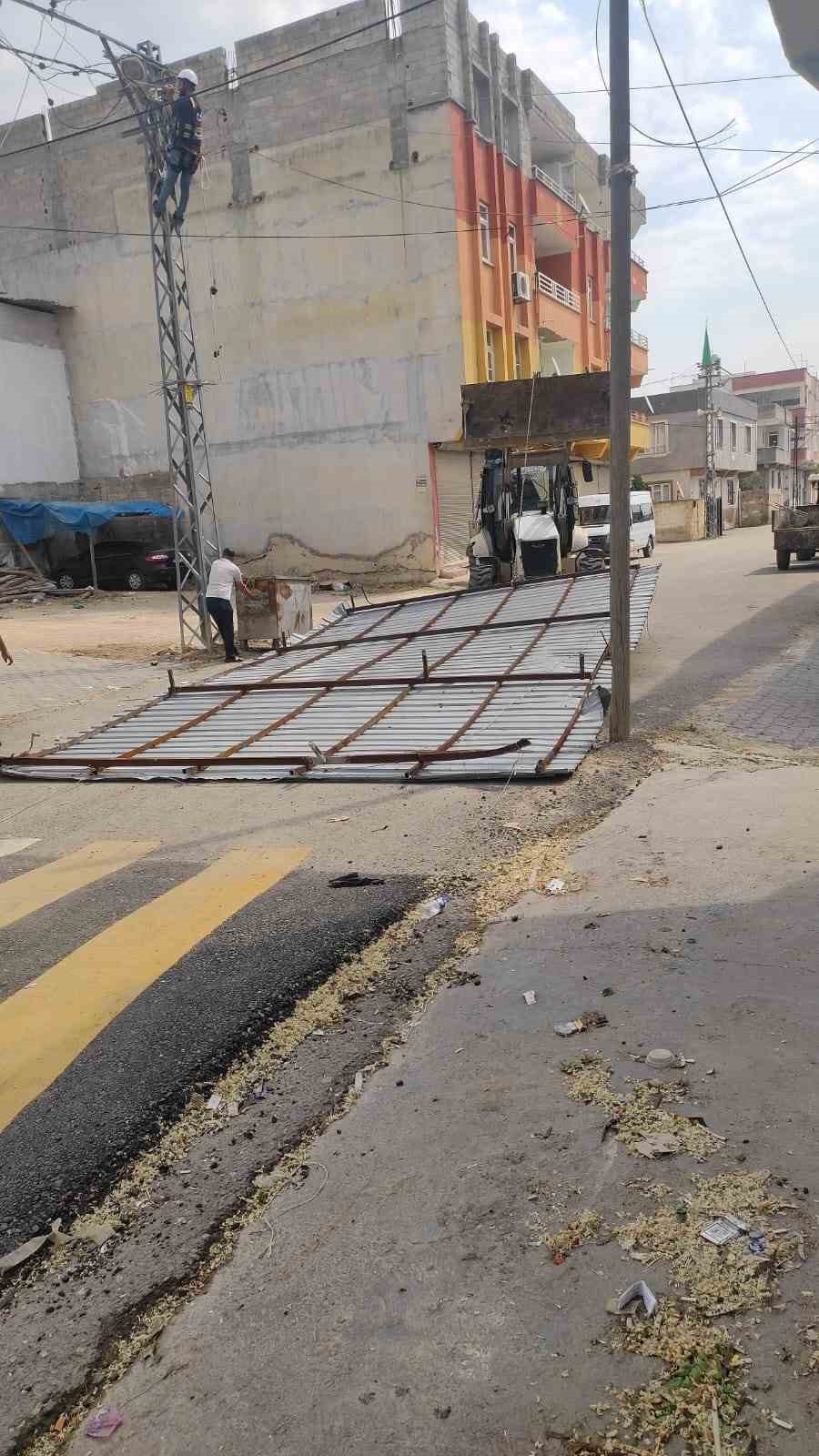 Gaziantep’te etkili olan rüzgar bir evin çatısını uçurdu
