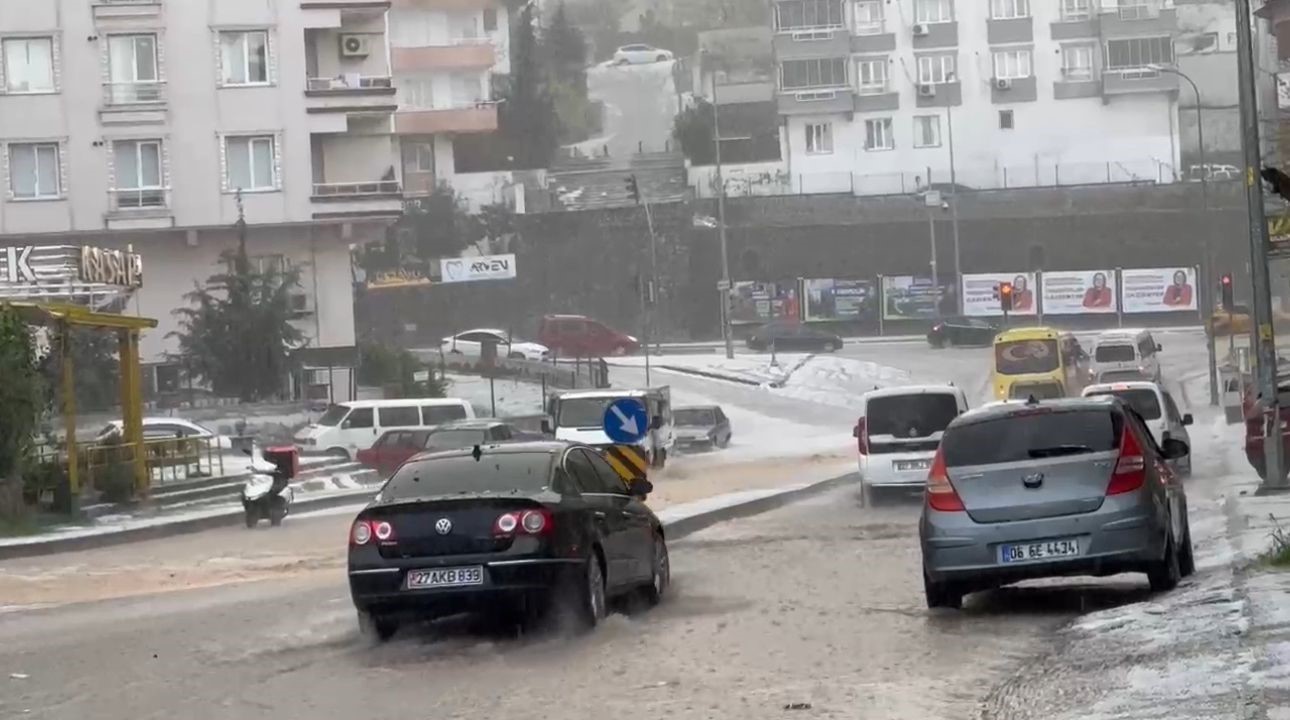 Gaziantep’te sağanak ve dolu yağışı etkili oluyor

