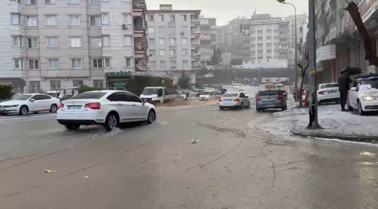 Gaziantep’te sağanak ve dolu yağışı etkili oluyor

