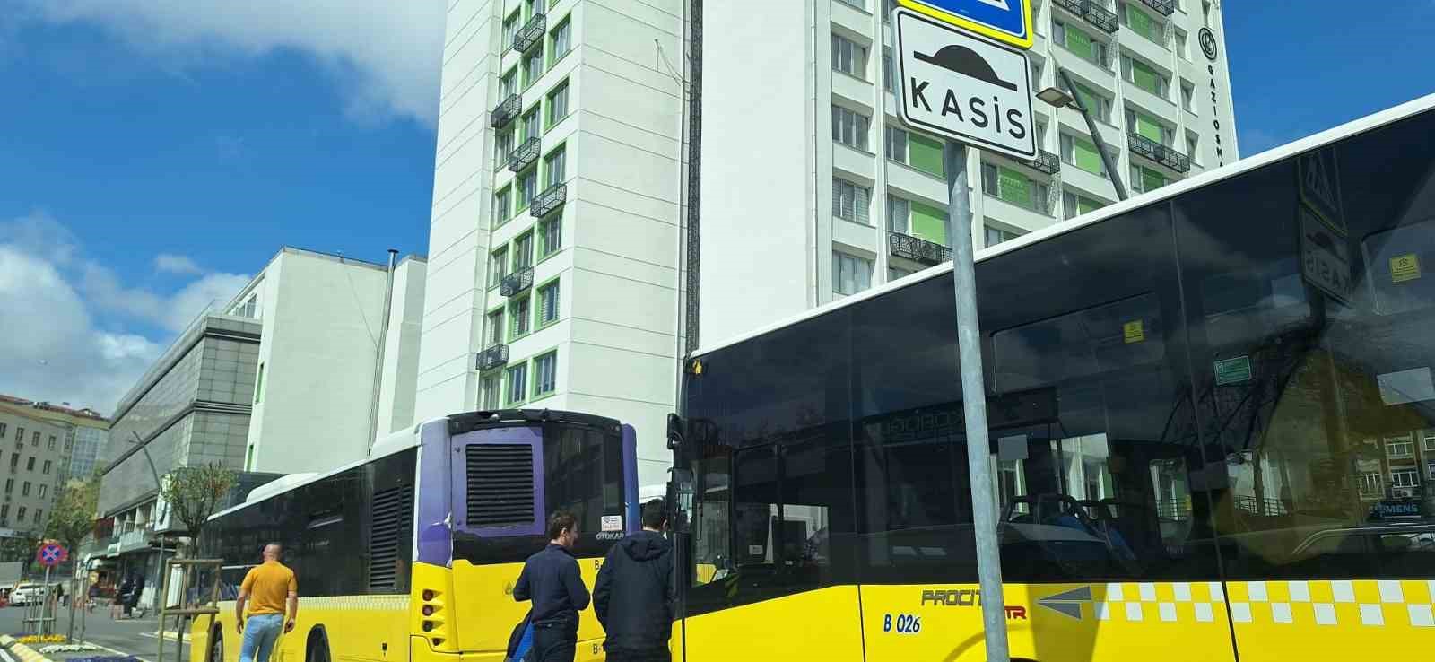 Gaziosmanpaşa’da facianın eşiğinden dönüldü, gaz pedalı takılı kalan İETT otobüsü duraktaki otobüslere çarptı
