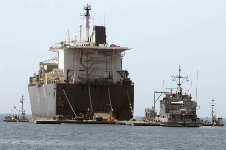 Gazze’ye liman inşası için giden ABD Donanması’na ait geminin makine dairesinde yangın çıktı